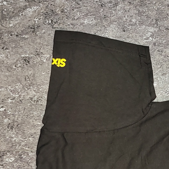 2001. Made in USA. DEADSTOCK. SIX FLAGS. BATMAN. Tee w/cape. XL - Picture 6 of 14